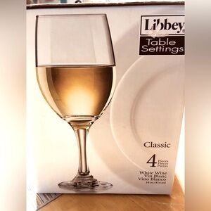 4 wine glasses. Like new.